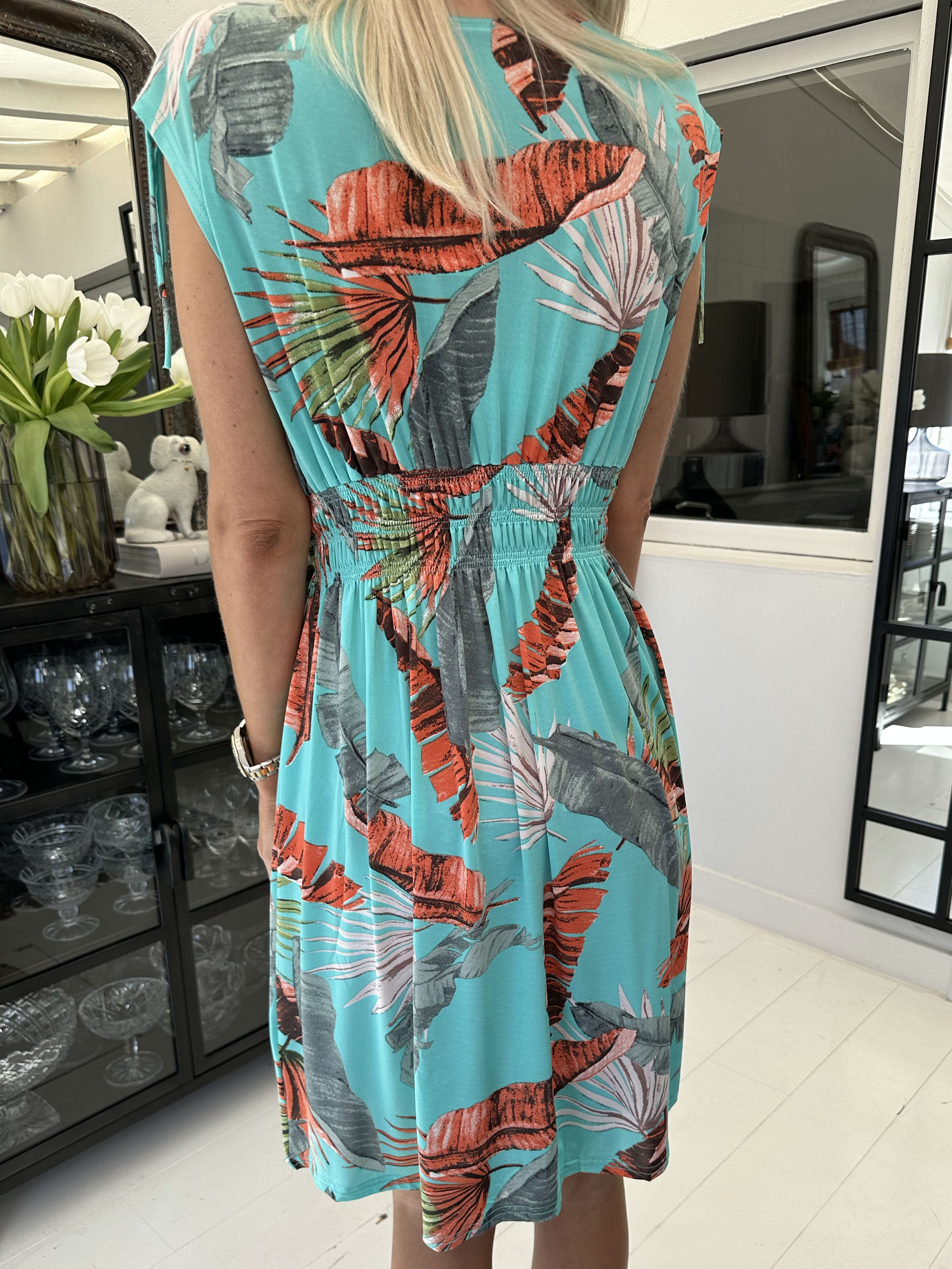 Pams Feather Short - Kort elastisk kjole i krølfrit stof